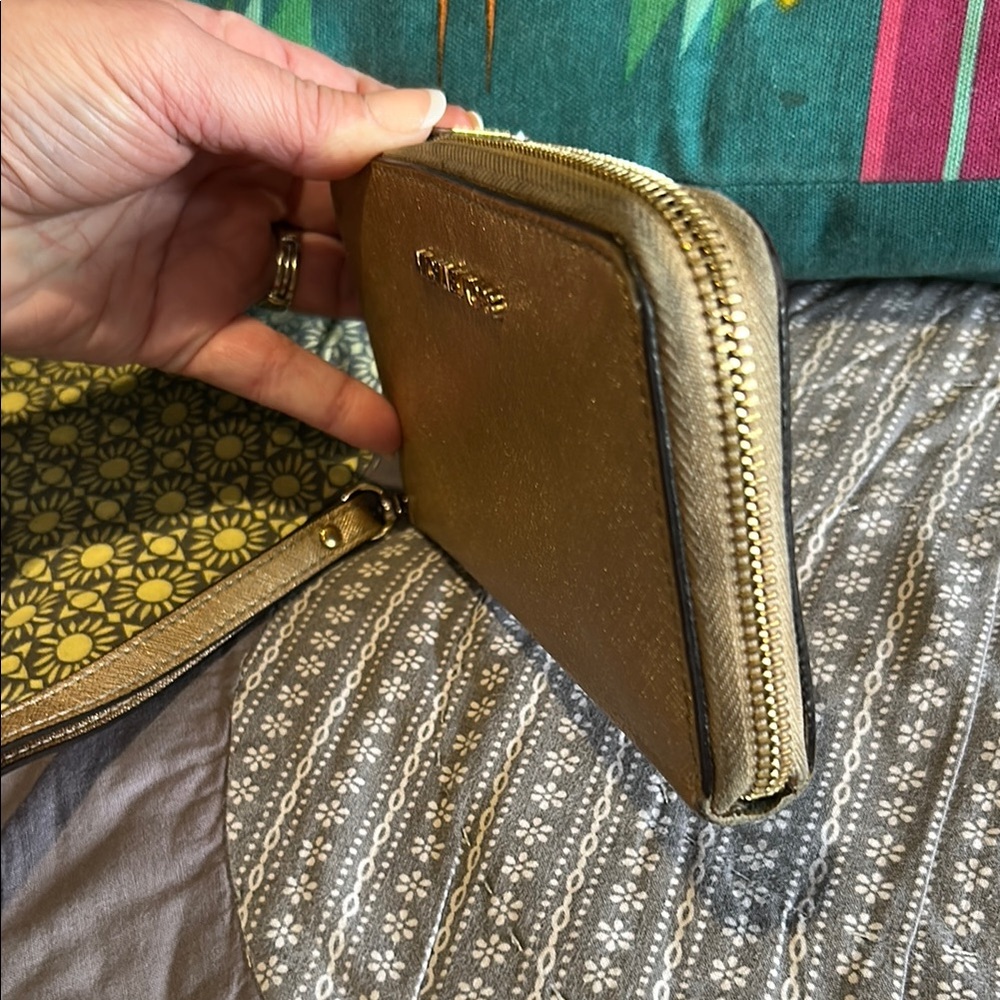 Michael Kors Gold Wallet Luxurious Design - Picture 3 of 4